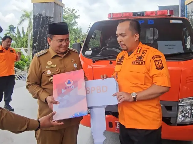 BNPB Serahkan Kendaraan Logistik, Perkuat Kesiapsiagaan BPBD Kota Jambi yang Baru Terbentuk