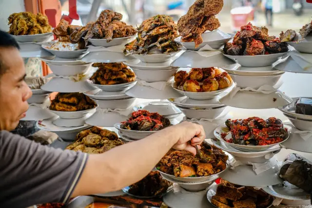 Rina Bertahan Delapan Tahun Menjual Makanan Terjangkau di Pontianak