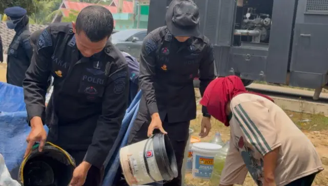 Brimob Polda Jambi Salurkan Air Bersih, Bantu Warga Terdampak Kekeringan di Muaro Jambi