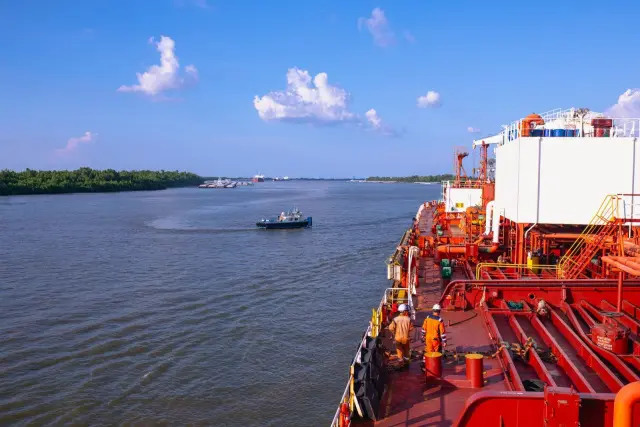 Serangan Kapal di Selat Hormuz Dongkrak Harga Minyak Dunia