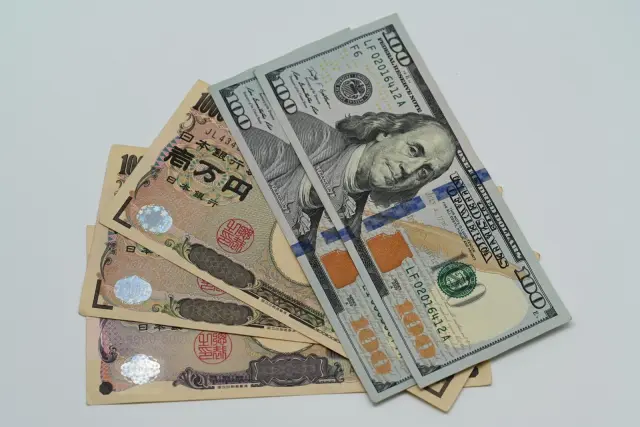 Rupiah Melemah ke Rp18.038, BI Intervensi Jaga Stabilitas