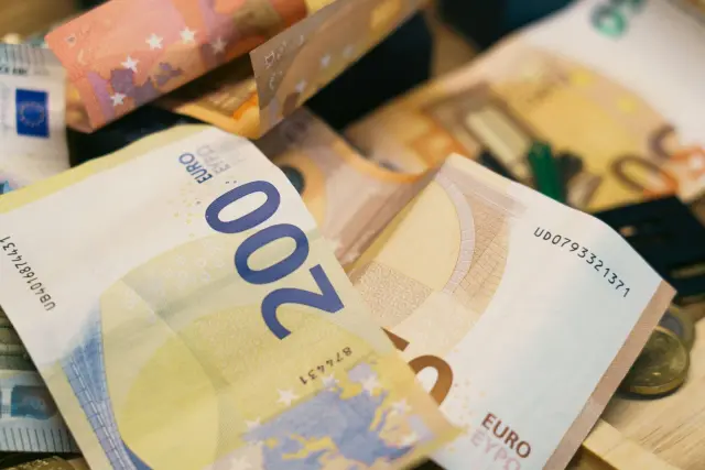 Rupiah Ditutup Rp18.000 di Jakarta, BI Perkuat Intervensi
