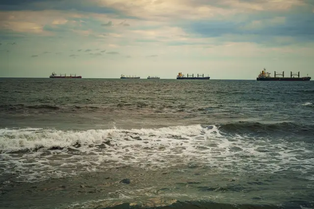 Serangan di Selat Hormuz Mendorong Kenaikan Harga Minyak Global