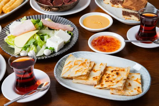Turkuaz Restaurant Tawarkan Sarapan Turki dengan Sekitar 25 Hidangan