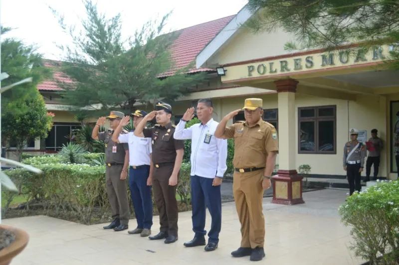 Sekda Muaro Jambi, Budhi Hartono mengikuti Apel Gelar Pasukan Operasi Patuh Tahun 2023 di Polres Muaro Jambi, Senin (10/07/23)