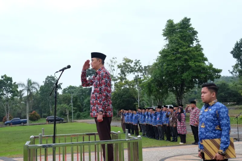 Pj Bupati Muaro Jambi, Bachyuni Deliansyah bertindak sebagai pembina upacara peringatan Hari Keluarga Nasional dan Kesadaran Nasional