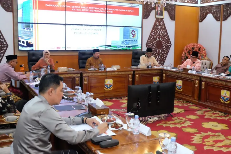 Penjabat Bupati Muaro Jambi Bachyuni Deliansyah menghadiri rapat koordina masalahBank Jambi yang dipimpin Gubernur Jambi Al Haris || Foto : KMJ