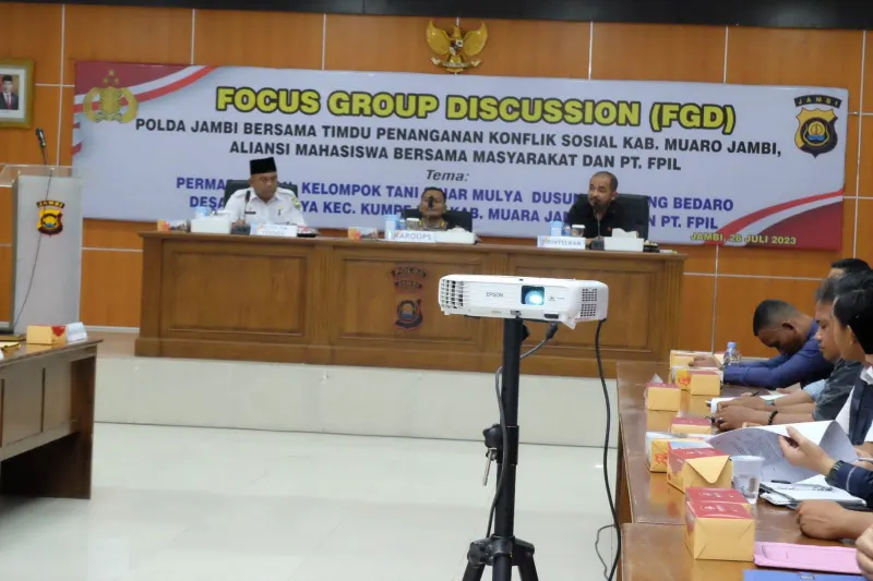 Rapat terkait permasalahan konflik lahan PT. Fajar Pematang Indah Lestari (FPIL) dengan masyarakat Dusun Pematang Bedaro di Polda Jambi