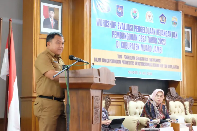 Sekda Kabupaten Muaro Jambi, Budhi Hartono membuka Workshop Evaluasi Pengelolaan Keuangan dan Pembangunan Desa di Ruang Pola, Kantor Bupati Muaro Jambi, Selasa…