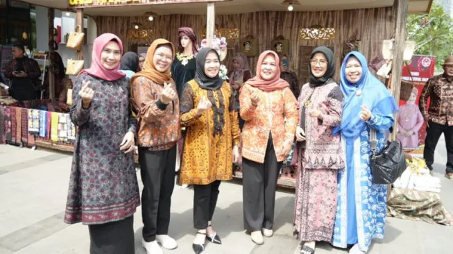 Ketua TP PKK Kabupaten Muarojambi, Faradillah Zahara, Hadir Pameran “Satu Hari Bersama Jambi"
