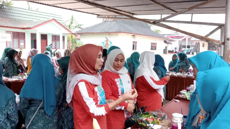 Ketua TP PKK Kabupaten Muara Jambi membuka Jambore PKK tingkat Kecamatan Sekernan.