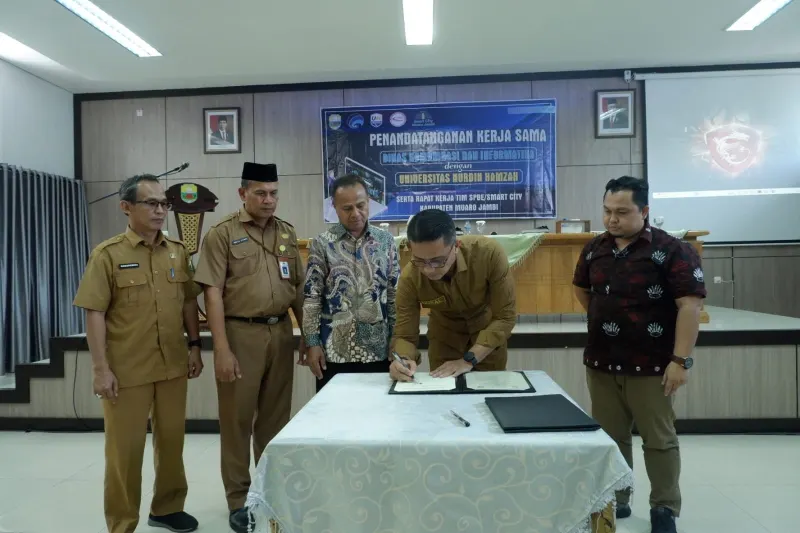 Penandatangani naskah kerjasama Diskominfo Muaro Jambi dengan Universitas Nurdin Hamzah Menuju Smart City || KMJ