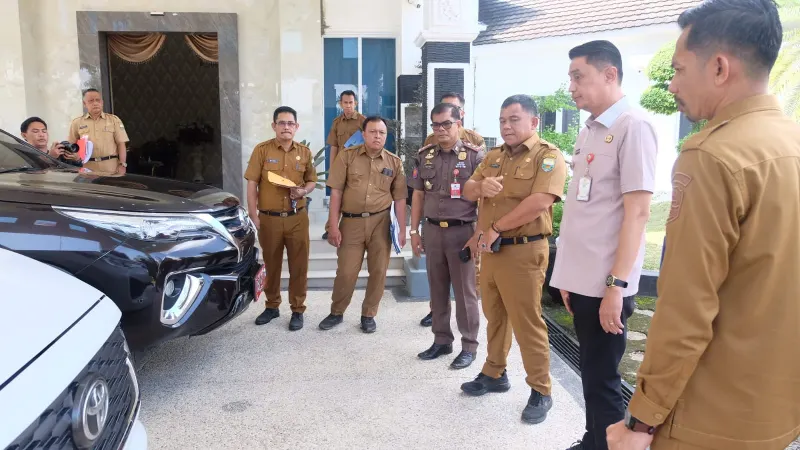 Dok, Saat mantan Pj Bupati Muaro Jambi, Bachyuni Deliansyah mengembalikan mobil dinas, ini patut menjadi contoh || kmj