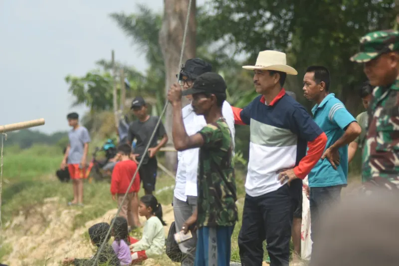 Penjabat Bupati Muaro Jambi, Raden Najmi Saksikan Berkarang Di Danau Padi || Dok kmj
