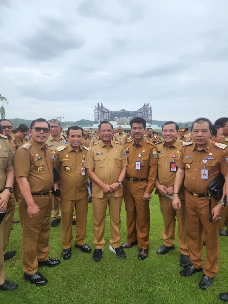 Raden Najmi berfoto bersama Menteri Dalam Negeri Di depan Istana IKN. || Dok KMJ