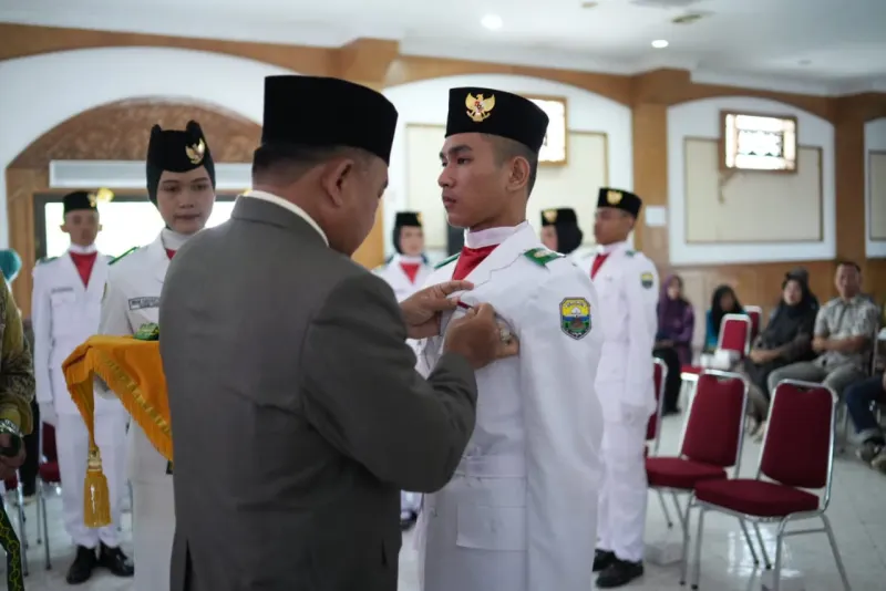 Sekda Muaro Jambi Saat Melantik Angota Paskibraka Peringatan HUT RI ke 79 || Dok KMJ